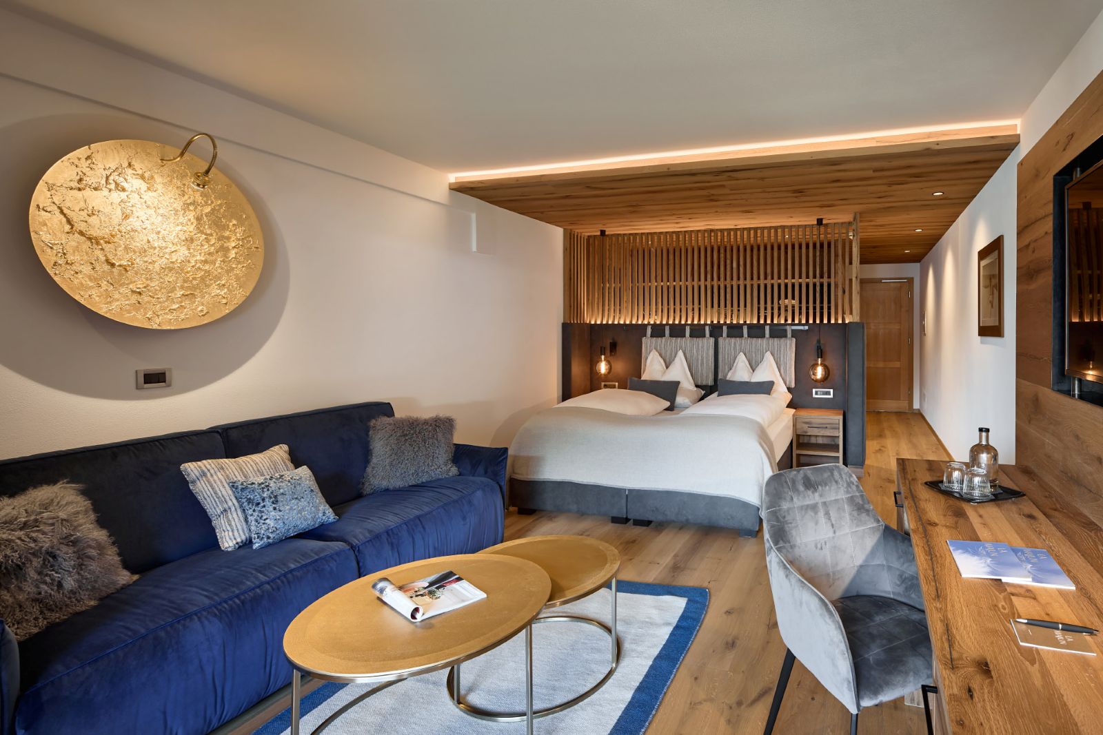 Hotel La Majun, La Villa - suite with double bed, sofa and desk
